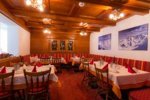 Reštaurácia alebo iné gastronomické zariadenie v ubytovaní Hotel Garni Martina