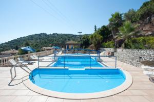 een groot zwembad met twee zwembakken bij Dimitrios Apartments in Kassiopi