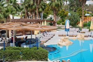 una piscina con ombrelloni e sedie a sdraio e una piscina di Amphoras Aqua a Sharm El Sheikh