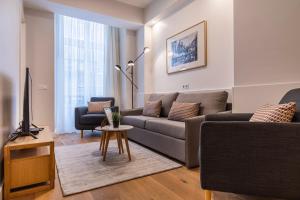 un soggiorno con divano e tavolo di Upscale & Modern 2BDR Apartment a Lisbona