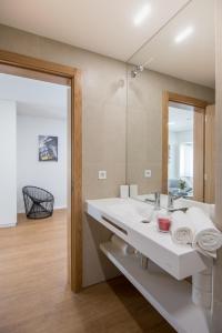 un bagno con lavandino e specchio di Vista Lisboa Guest Apartments ad Almada