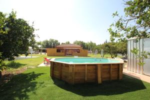 una piscina en un patio con una casa en ENTRE NARANJOS, en Los Barrios