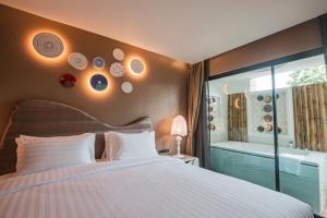 Rachabhura Hotel客房内的一张或多张床位