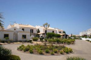 um pátio com uma luz de rua e algumas casas em Villa Marisol by Sunny Deluxe em Albufeira