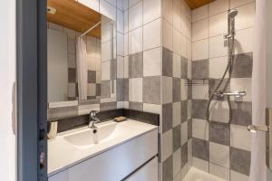 een badkamer met een wastafel en een douche bij La Duche 101 in Le Grand-Bornand