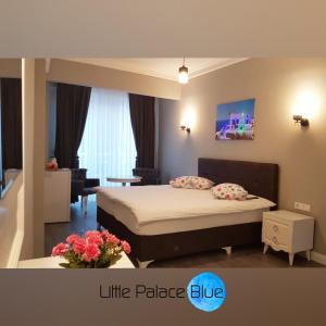 Giường trong phòng chung tại Lebon Little Palace Blue