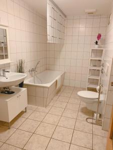 ein Badezimmer mit einer Badewanne, einem WC und einem Waschbecken in der Unterkunft Klosterstraße 3 in Annaberg-Buchholz