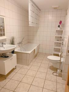 La salle de bains est pourvue d'une baignoire, de toilettes et d'un lavabo. dans l'établissement Klosterstraße 3, à Annaberg-Buchholz