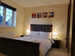 Tempat tidur dalam kamar di Nightingale Gardens - 4 Bed Detached House - Manchester