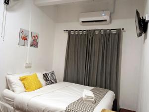 מיטה או מיטות בחדר ב-Pengkalan Dua