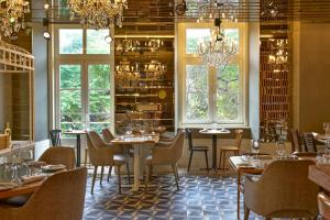 里斯本的住宿－羅西奧我的故事酒店，用餐室设有桌椅和窗户。