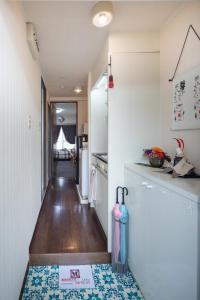 um corredor de uma cozinha com um frigorífico em Cozy house 8, free wifi a rented electric bicycle em Quioto