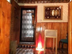 una porta in una stanza con tavolo e sedia di Dar Rihanne a Fes