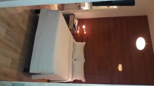 una cama colgada de una pared en una habitación en Estela de Oro Hotel Boutique, en Arequipa