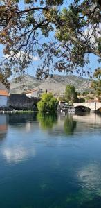 vistas a un río con un puente y árboles en Apartman Jovanka 2, en Trebinje