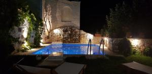 The swimming pool at or close to Madalo