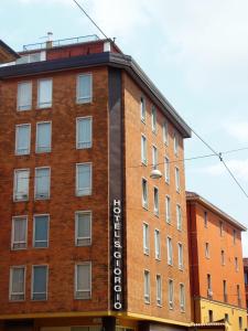 un edificio di mattoni con un cartello sul lato di Hotel San Giorgio a Bologna