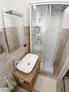 un baño con lavabo y ducha en I Love Art, en Cagliari