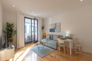 sala de estar con sofá y mesa en Sweet Flat 4Two in City Center, Balcony & Air Conditioning en Oporto