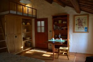 a room with a table and a desk in a room at Regina Sconta in Villa Estense