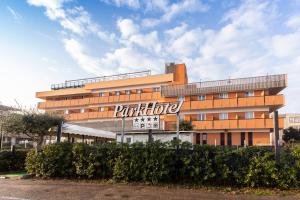 un edificio con un cartello di fronte di Park Hotel a Rimini