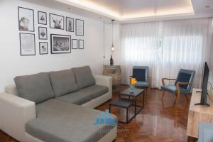 uma sala de estar com um sofá e uma televisão em Mdz Apartments III em Mendoza