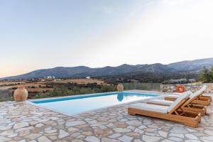 納克索喬拉的住宿－Azaland Naxos，景观别墅 - 带游泳池