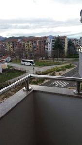 una vista da un balcone di una strada con un autobus di Apartman Jovanka 2 a Trebinje