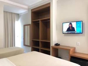 TV i/ili multimedijalni sistem u objektu Orquídeas Praia Hotel