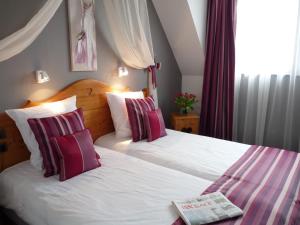 Postel nebo postele na pokoji v ubytování Hôtel Le Riquewihr + 37 fotografií