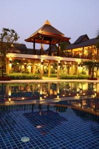 un hotel con piscina frente a un edificio en Mae Jo Golf Resort & Spa en San Sai
