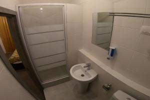 モスクワにあるMini Hotel Third Floorのバスルーム(シャワー、トイレ、シンク付)