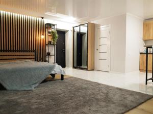 een slaapkamer met een bed en een spiegel bij Apartment on Karla Marksa Avenue in Krivoy Rog