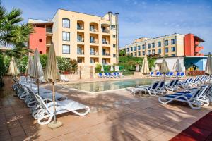 The swimming pool at or close to Hotel Caesar Palace