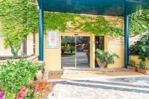 uma entrada para uma loja com flores e plantas em Hotel Caesar Palace em Giardini Naxos
