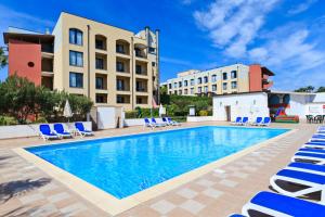 The swimming pool at or close to Hotel Caesar Palace
