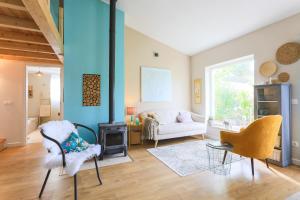 a living room with a white couch and a stove at Casa do Mundo in Calhariz