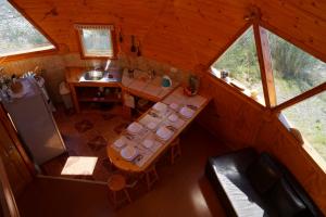 eine Aussicht auf einen Esstisch in einer Hütte in der Unterkunft Cabañas Domos May-Ling in La Ensenada
