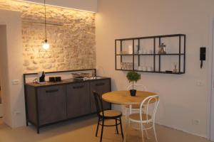 a kitchen with a table and chairs in a room at Casa Marzia in Verona