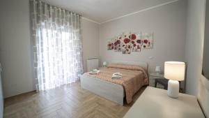 a bedroom with a bed and a large window at Appartamento Campanella in Isola Capo Rizzuto