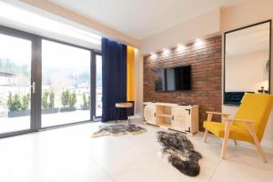 Televízia a/alebo spoločenská miestnosť v ubytovaní Apartamenty Marron z sauną, bawialnią i widokiem na Skrzyczne - Dream Apart