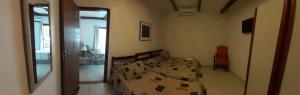 um quarto com uma cama grande no meio em Hotel La Brise em Cabo Frio
