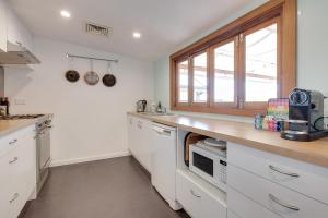 A kitchen or kitchenette at Spacious cottage with views, 10 mins from the city