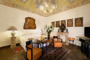 a bedroom with a bed and a table and chairs at Casa de la Real Aduana Boutique Hotel in Pátzcuaro