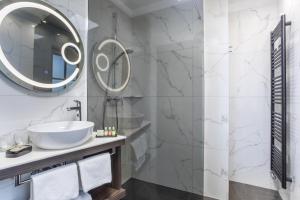 een badkamer met een wastafel en een spiegel bij Design & Wine Vila Special Bled in Bled
