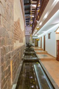 um corredor com uma fonte de água num edifício em La Casa Del Arbol Hotel Boutique Villa de Leyva em Villa de Leyva