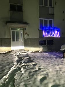 クープレスにあるSarahの暖炉のあるドアのある建物