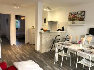 Η κουζίνα ή μικρή κουζίνα στο Apartments in the forest with sea view +21 φωτογραφίες