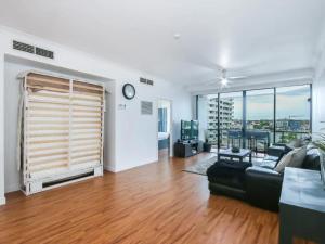 Ein Sitzbereich in der Unterkunft Modern 2 Bedroom River View Apartment in Docklands