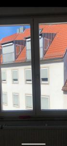 una finestra con vista su un edificio con tetto rosso di Szenetreff City a Würzburg